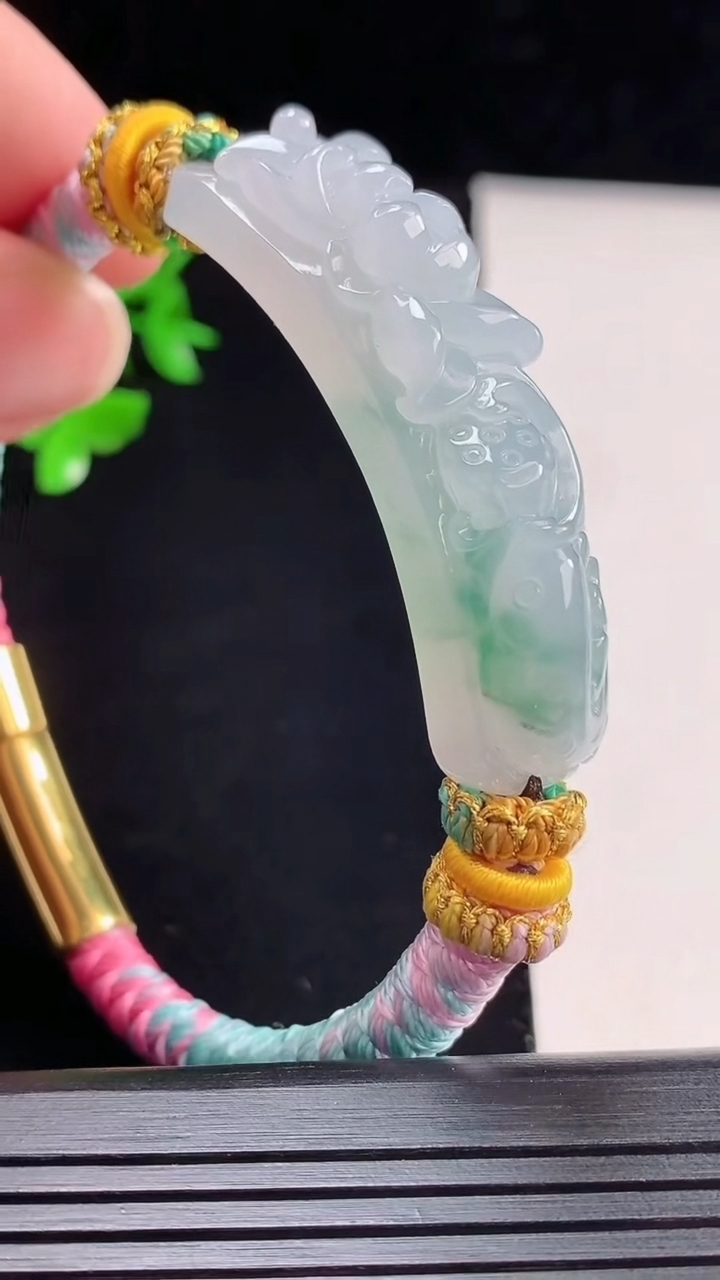 天然A货翡翠冰种飘花和和美美 荷叶鱼手牌，尺寸50-12.5-12重量:27.89g
5月29日