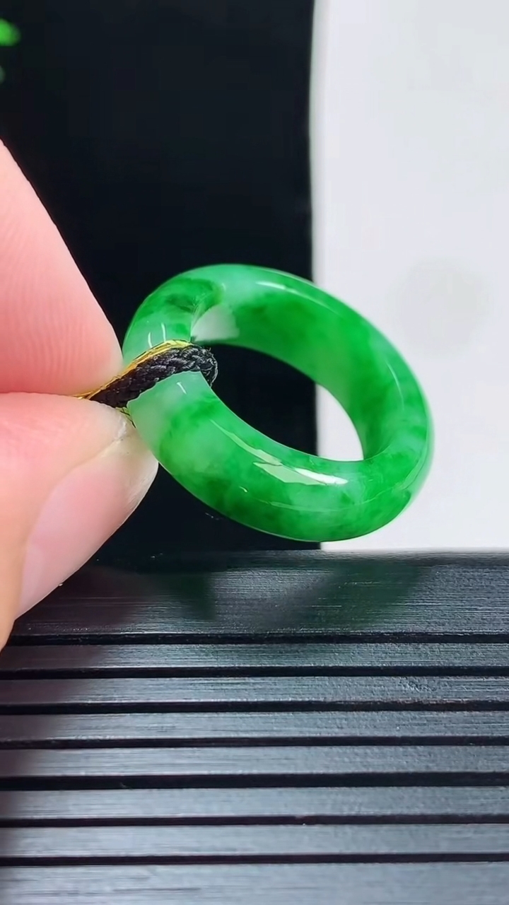 天然A货翡翠玉指环 戒指，尺寸15.5-6-3.8重量:4.05g2026年5月29日
工厂直销收藏佳品,种好水足，色泽均匀，有种有色，上手高大气！