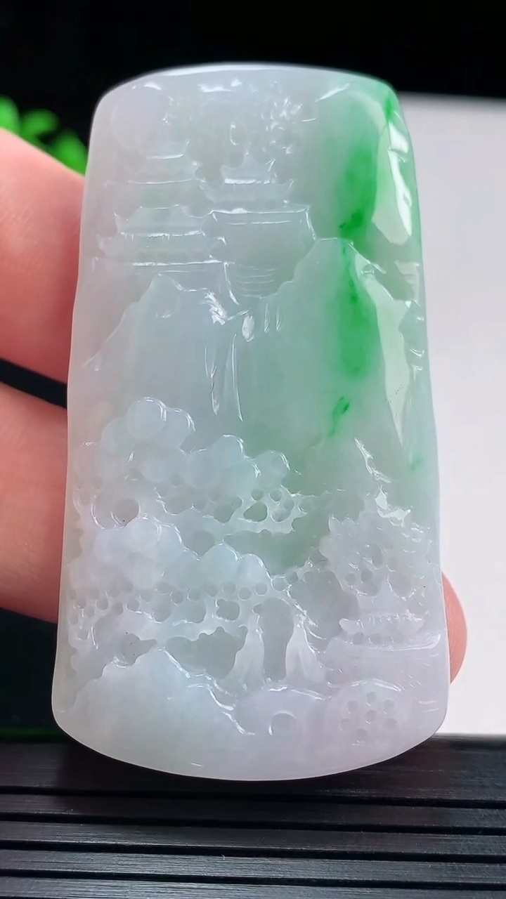 天然A货翡翠山水牌吊坠，尺寸59-32-5.6重量:25.91g
5月29日