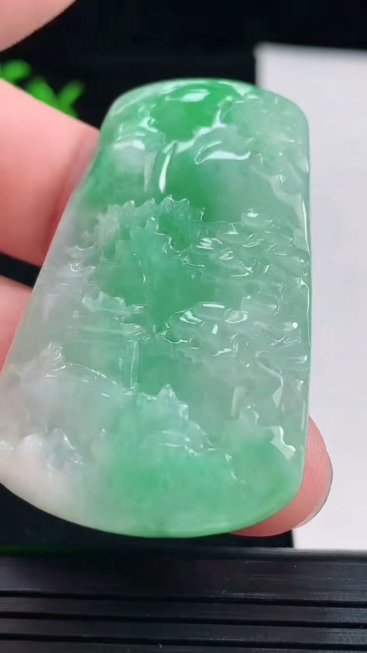 天然A货翡翠山水牌吊坠，尺寸52.6-31.5-5.5重量:21.41g
5月29日