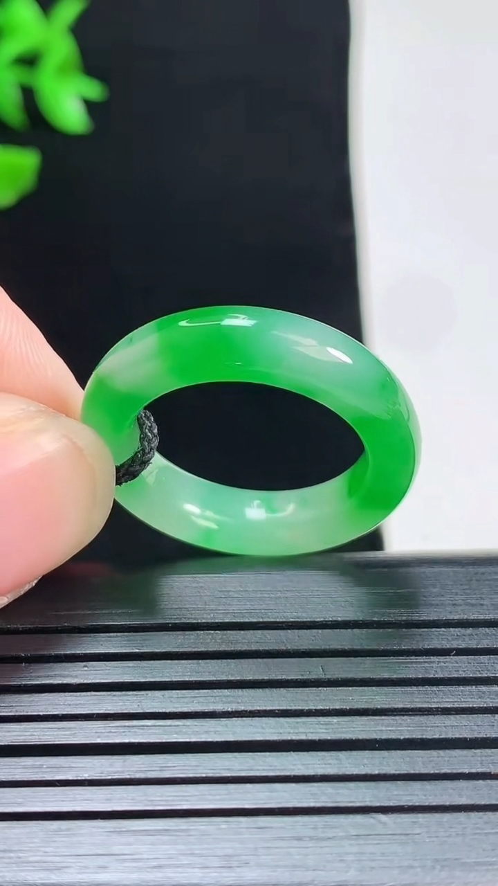 天然A货翡翠玉指环 戒指，尺寸18.2-5.2-4重量:4.26g2026年5月29日
工厂直销收藏佳品,种好水足，色泽均匀，有种有色，上手高大气！