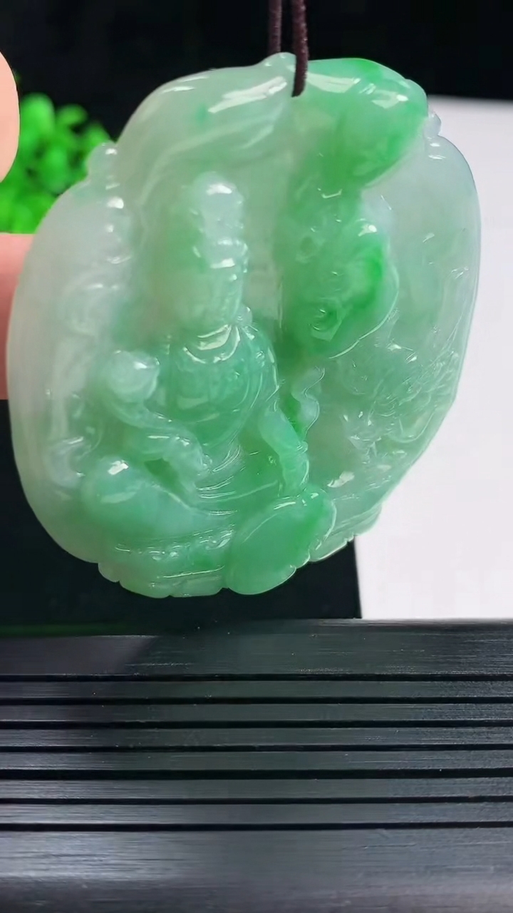 天然A货翡翠祥龙大势至菩萨吊坠，尺寸53.6-48.6-6重量:27.85g
5月29日