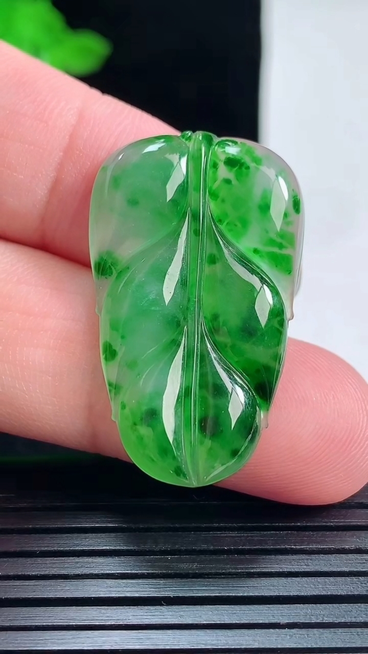 天然A货翡翠金枝玉叶 叶子吊坠，尺寸33-20-4重量:4.81g
5月29日
