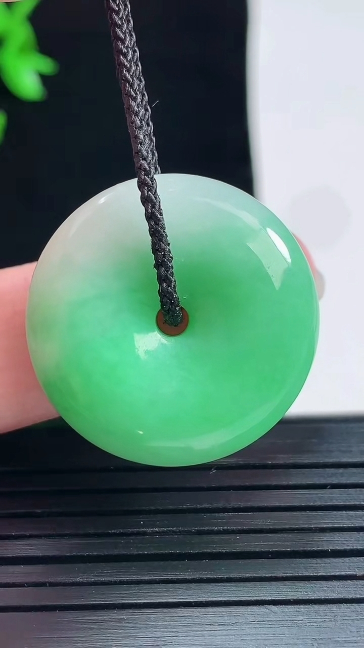 天然A货翡翠平安扣吊坠，尺寸26-7重量:10.00g
5月29日