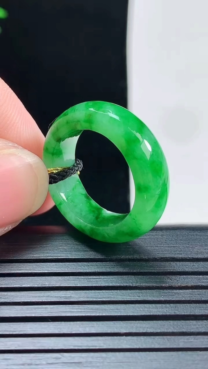天然A货翡翠玉指环 戒指，尺寸15.5-6-3.8重量:4.05g2026年5月29日
工厂直销收藏