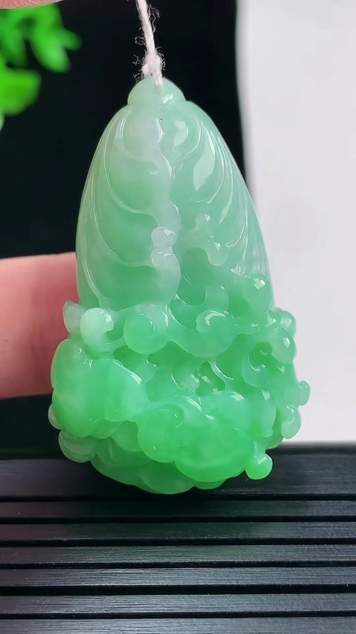 天然A货翡翠白菜吊坠，尺寸42-26.5-12重量:18.33g
5月29日