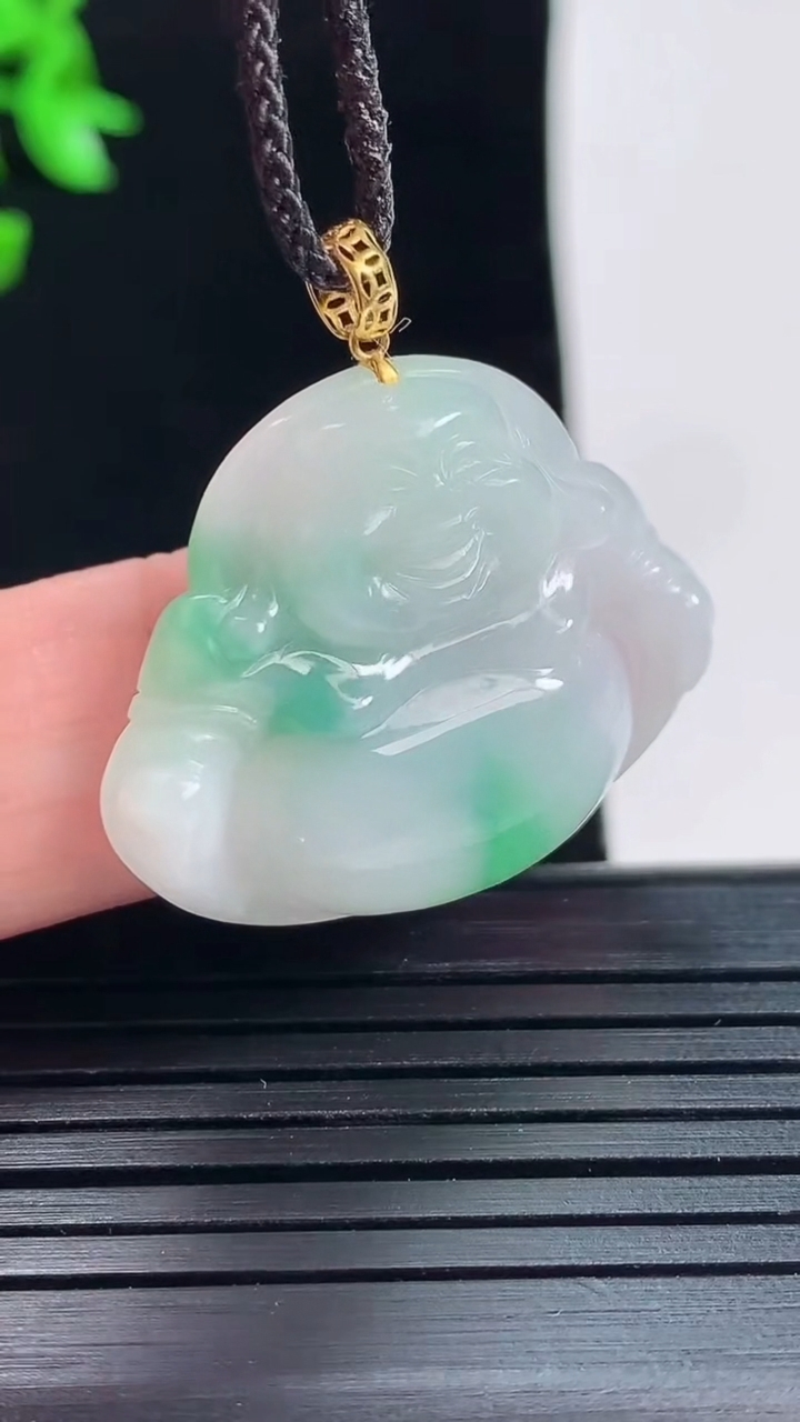 天然A货翡翠佛公吊坠，尺寸24-29.6-5.5重量:6.26g
5月29日
