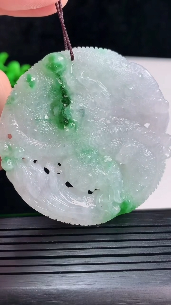 天然A货翡翠龙牌吊坠，尺寸54.5-54-10.5重量:50.00g
5月29日