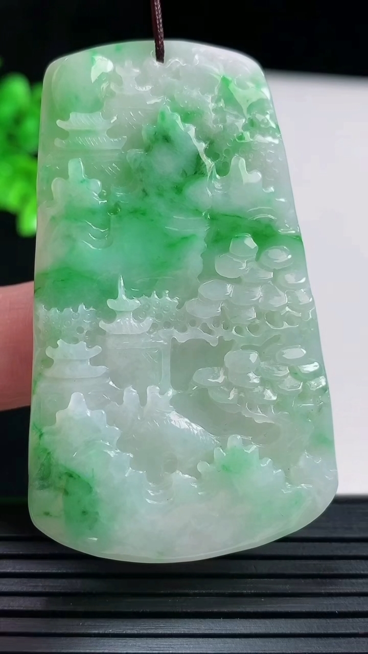 天然A货翡翠山水牌吊坠，尺寸59-35.6-5.5重量:27.35g
5月29日
