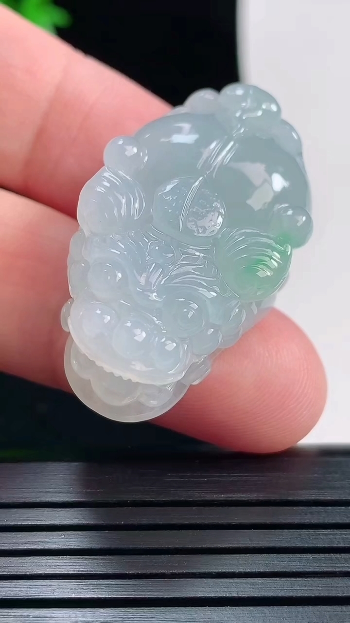 天然A货翡翠貔貅吊坠，尺寸35.2-21-12.8重量:19.06g
5月29日