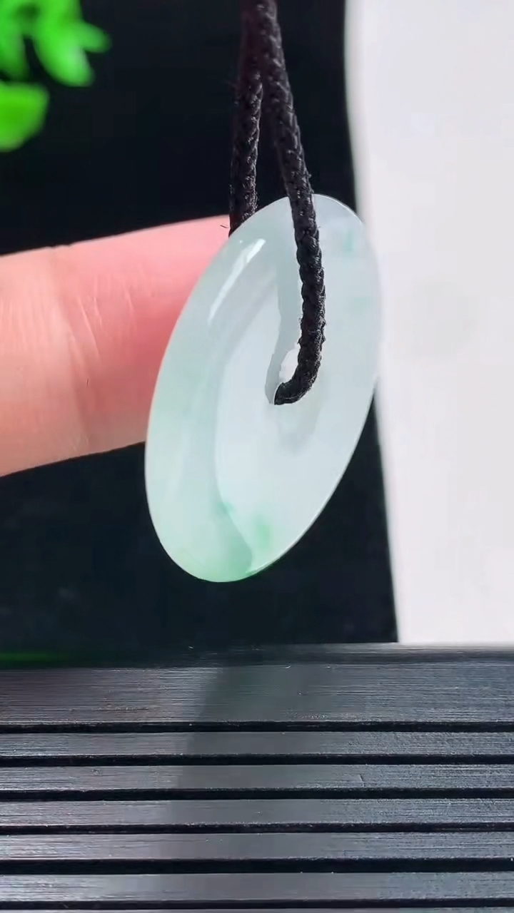 天然A货翡翠平安扣吊坠，尺寸27.5-3.6重量:6.38g
5月29日