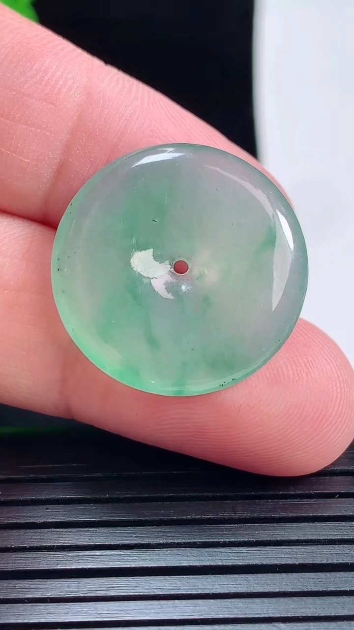 天然A货翡翠平安扣吊坠，尺寸23.5-3.5重量:4.10g
5月29日