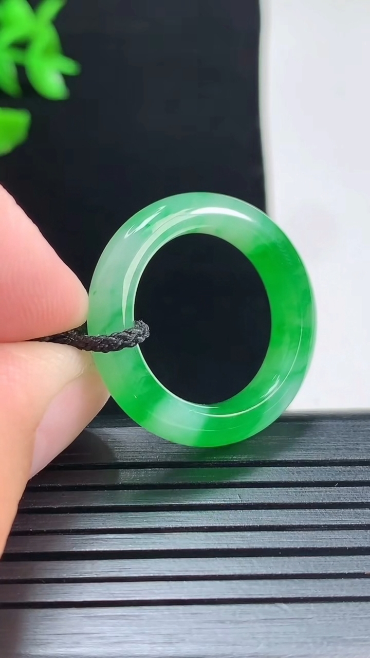 天然A货翡翠玉指环 戒指，尺寸18.2-5.2-4重量:4.26g2026年5月29日
工厂直销收藏佳品,种好水足，色泽均匀，有种有色，上手高大气！