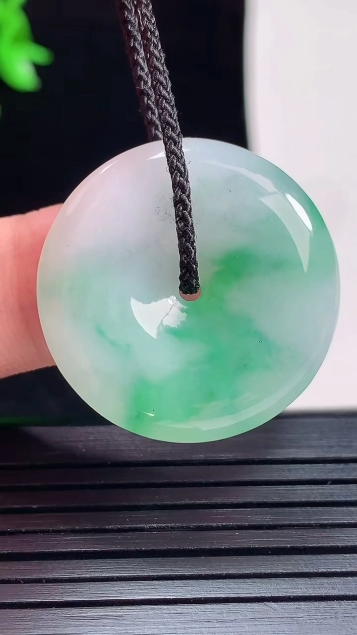 天然A货翡翠平安扣吊坠，尺寸26.5-5重量:7.66g
5月29日