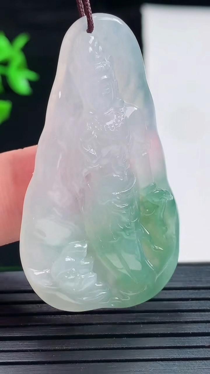 天然A货翡翠观音菩萨吊坠，尺寸49.2-28-5.8重量:12.89g
5月29日