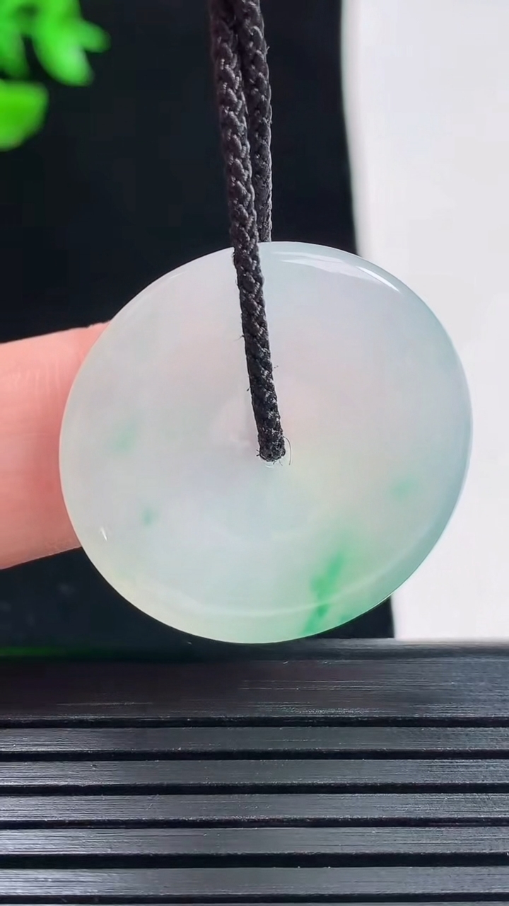 天然A货翡翠平安扣吊坠，尺寸27.5-3.6重量:6.38g
5月29日
