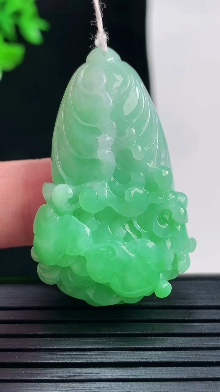 天然A货翡翠白菜吊坠，尺寸42-26.5-12重量:18.33g
5月29日