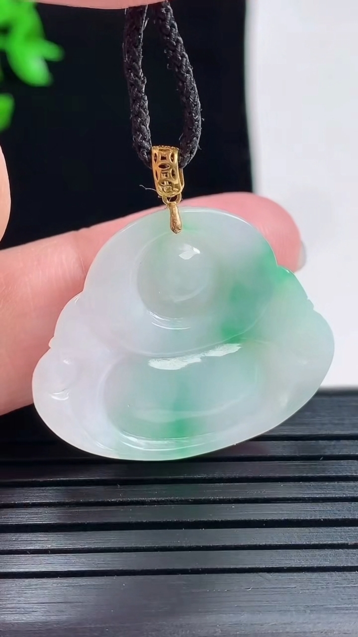 天然A货翡翠佛公吊坠，尺寸24-29.6-5.5重量:6.26g
5月29日