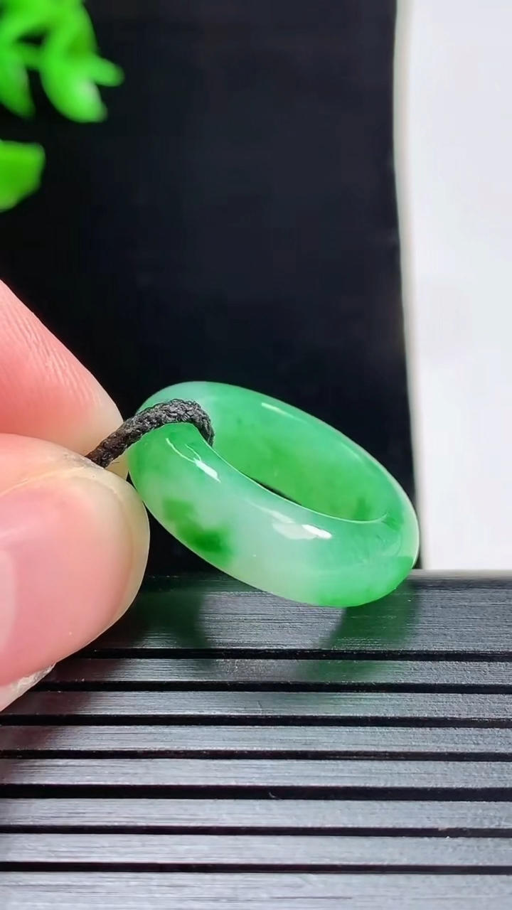 天然A货翡翠玉指环 戒指，尺寸15.2-6.2-3.6重量:3.73g2026年5月29日
工厂直销收藏佳品,种好水足，色泽均匀，有种有色，上手高大气！