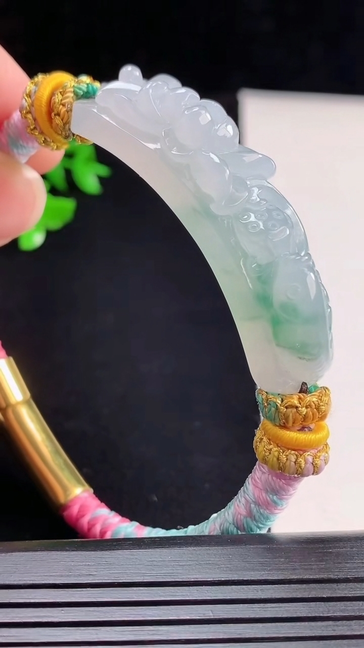 天然A货翡翠冰种飘花和和美美 荷叶鱼手牌，尺寸50-12.5-12重量:27.89g
5月29日