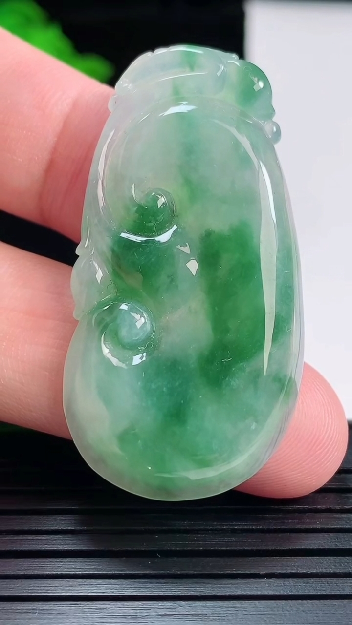 天然A货翡翠如意吊坠，尺寸46.6-24-5重量:11.11g
5月29日