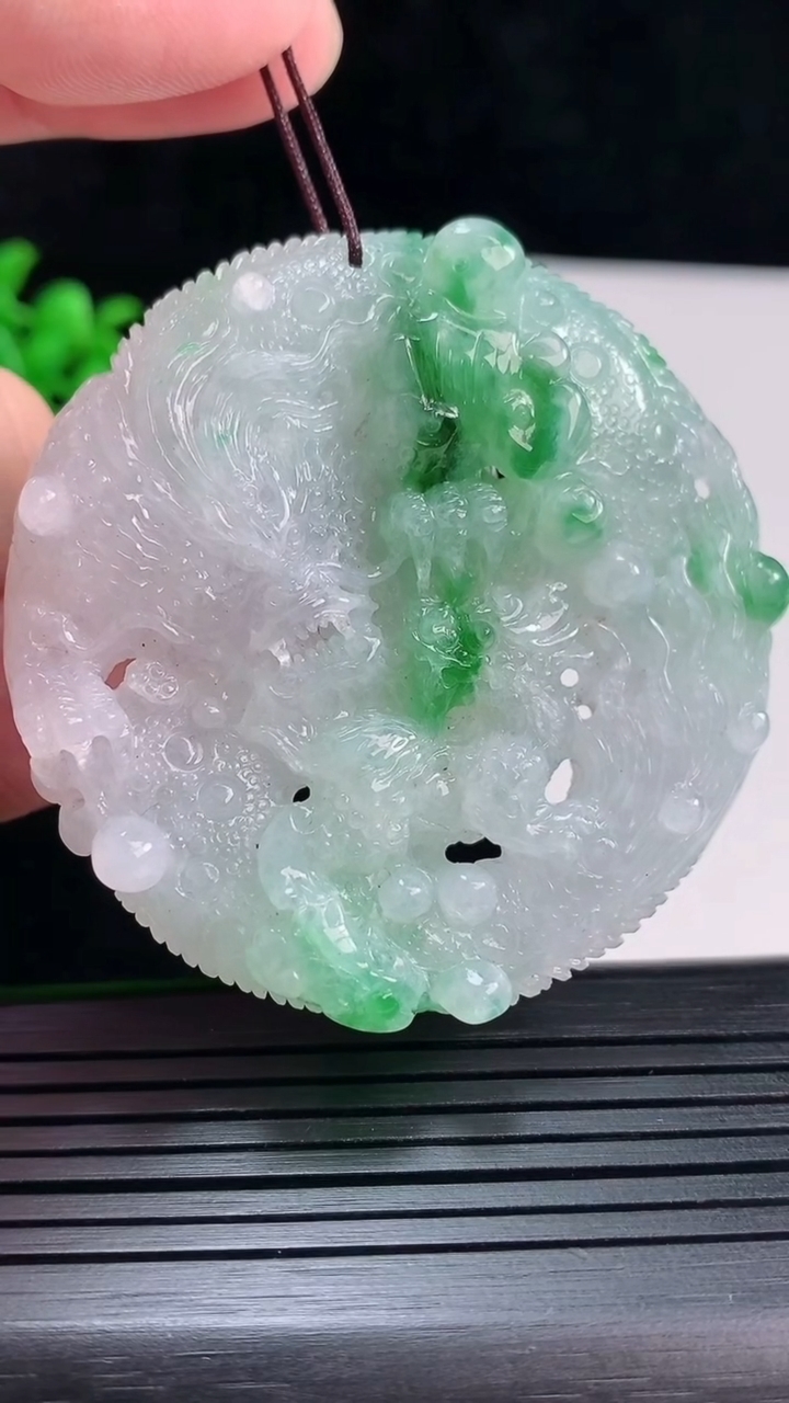 天然A货翡翠龙牌吊坠，尺寸54.5-54-10.5重量:50.00g
5月29日