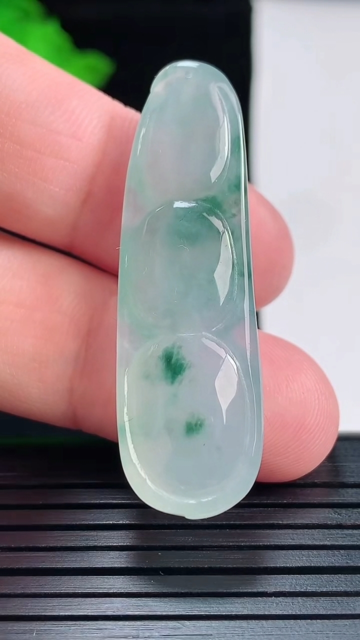 天然A货翡翠冰种飘花福豆吊坠，尺寸45-14-8重量:9.52g
5月29日