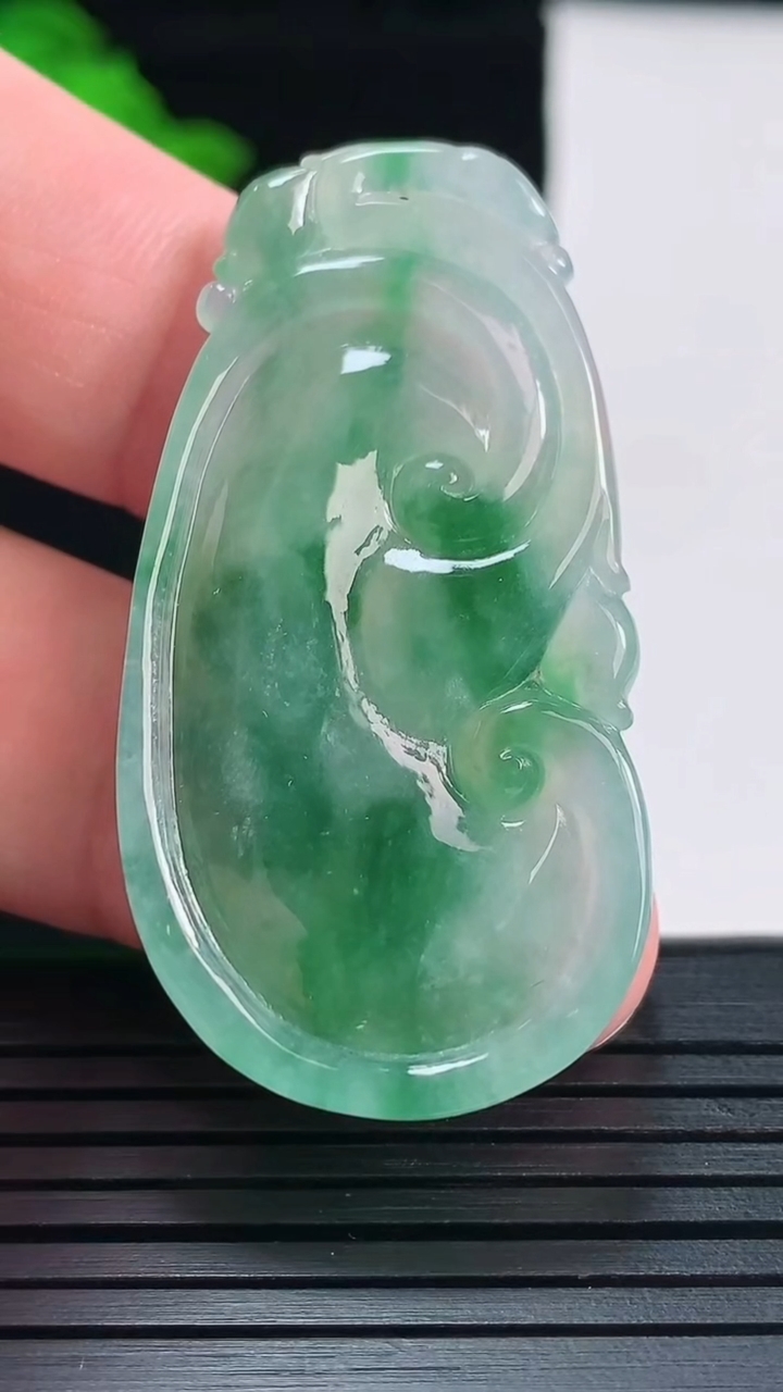 天然A货翡翠如意吊坠，尺寸46.6-24-5重量:11.11g
5月29日
