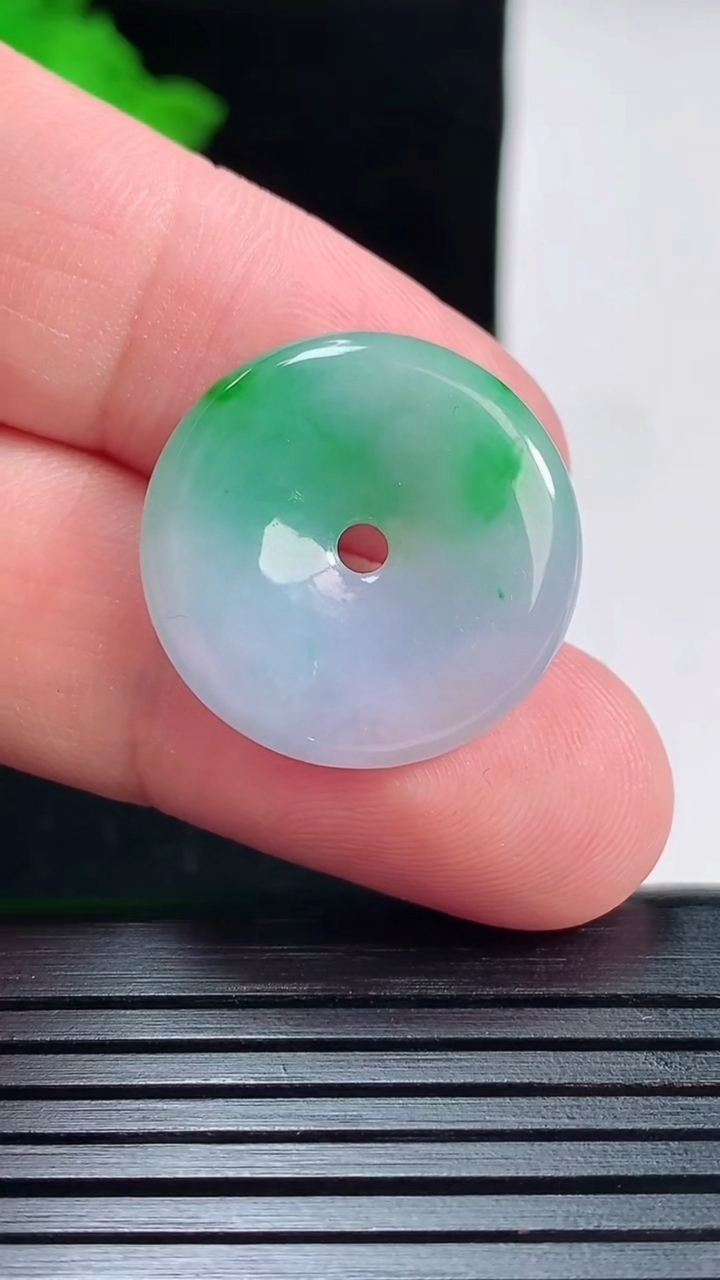 天然A货翡翠平安扣吊坠，尺寸22-4.2重量:4.46g
5月30日