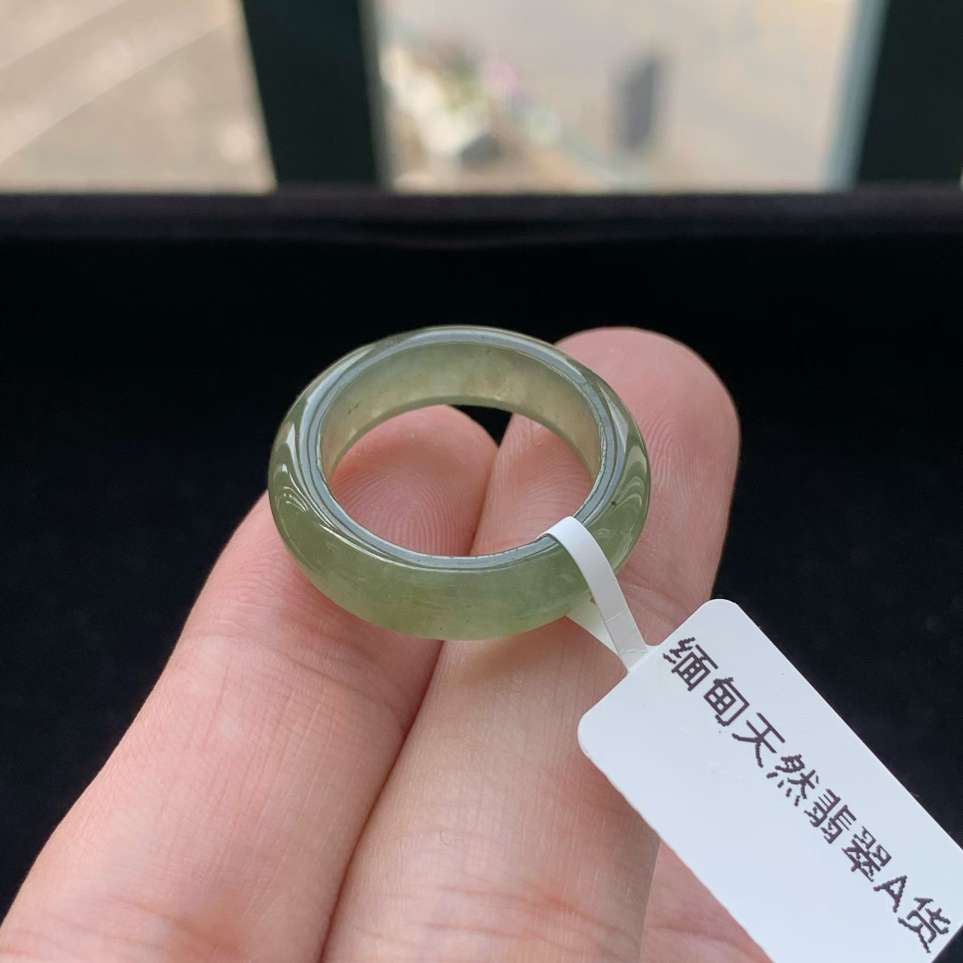 A货天然翡翠冰糯种冰黄翡戒指16-17号重量4.25g
5月30日
