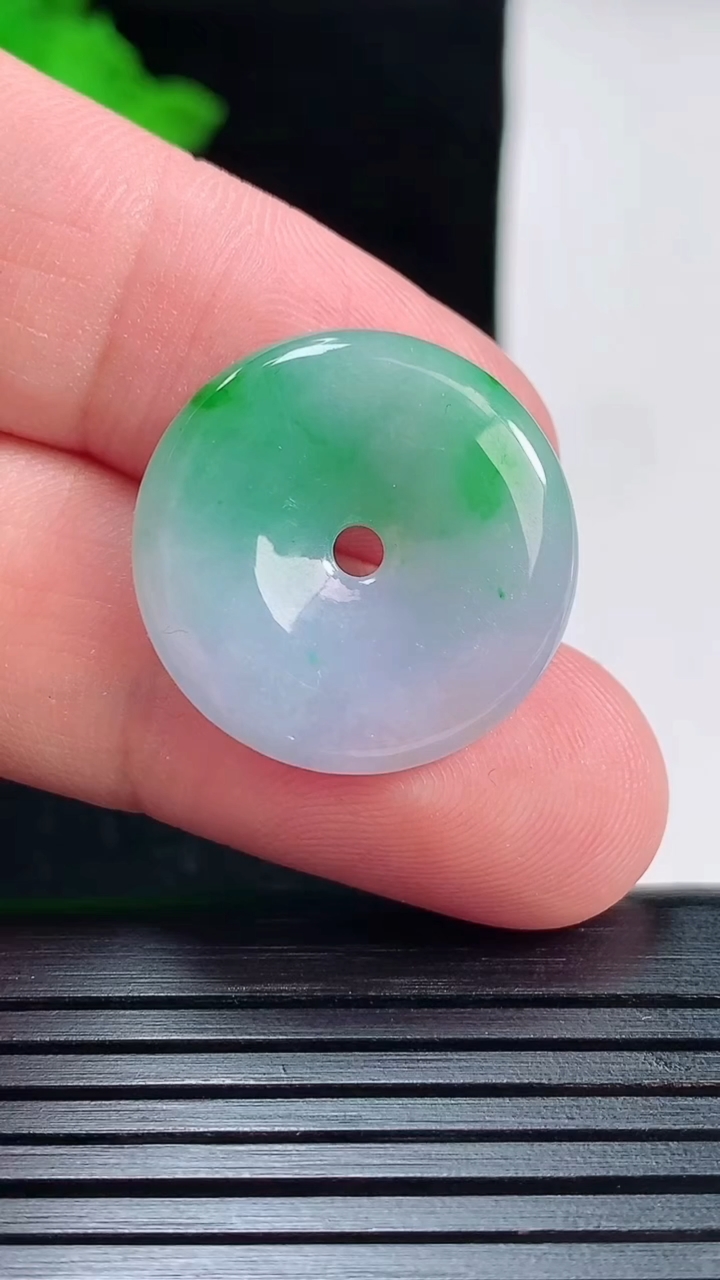 天然A货翡翠平安扣吊坠，尺寸22-4.2重量:4.46g
5月30日