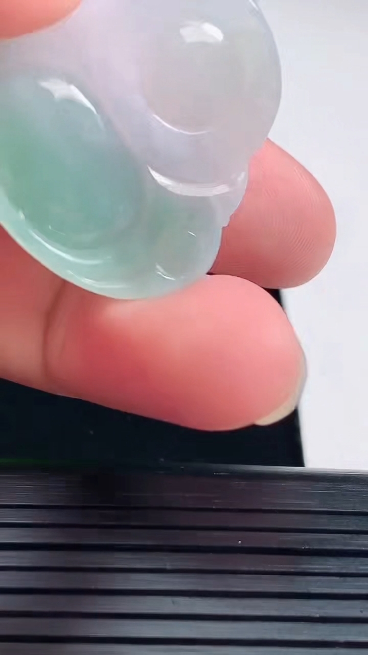 天然A货翡翠佛公吊坠，尺寸32.5-34-5.8重量:9.80g
5月30日