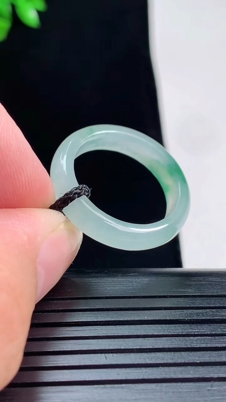 天然A货翡翠飘花玉指环 戒指，尺寸18.5-5-3重量:2.77g2026年5月30日
工厂直销收藏佳品,种好水足，色泽均匀，有种有色，上手高大气！