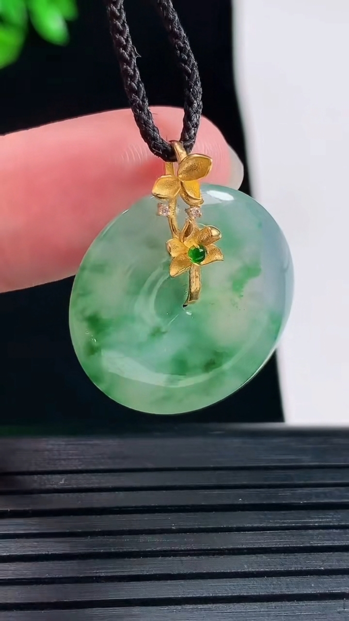 天然A货翡翠种飘花平安扣吊坠，尺寸27.5-23.6-4.5重量:5.55g
5月30日