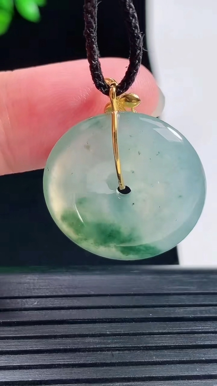 天然A货翡翠18k金飘花平安扣吊坠，尺寸28-24-5重量:6.19g
5月30日