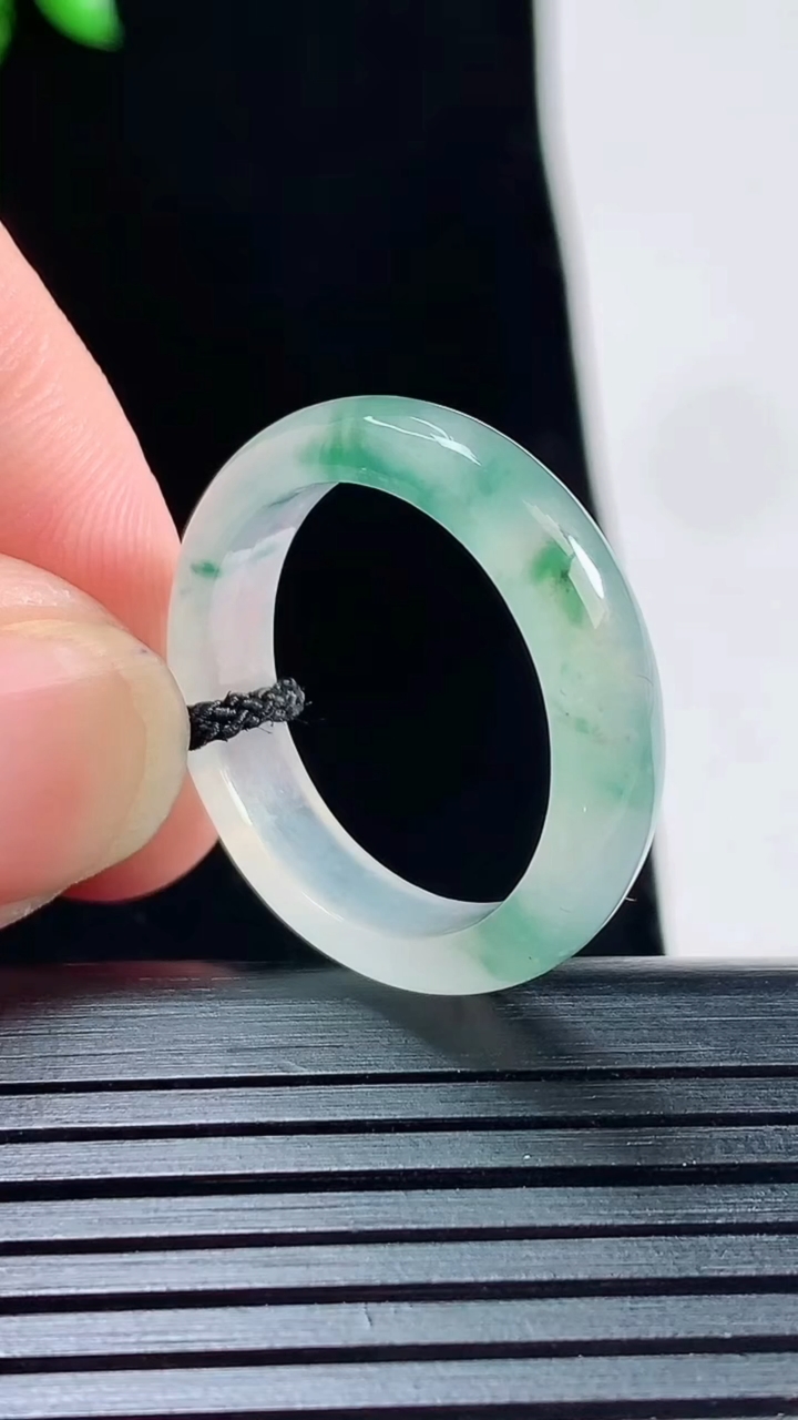 天然A货翡翠冰种飘花玉指环 戒指，尺寸19.5-5-3重量:3.18g2026年5月30日
工厂直销