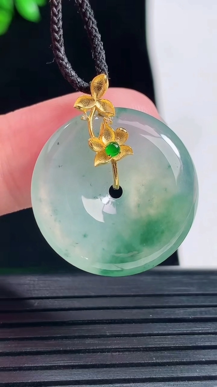 天然A货翡翠18k金飘花平安扣吊坠，尺寸28-24-5重量:6.19g
5月30日