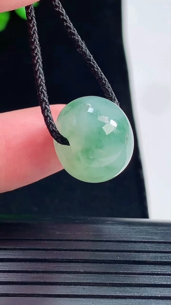 天然A货翡翠飘花路路通吊坠，尺寸16-12重量:5.53g
5月30日