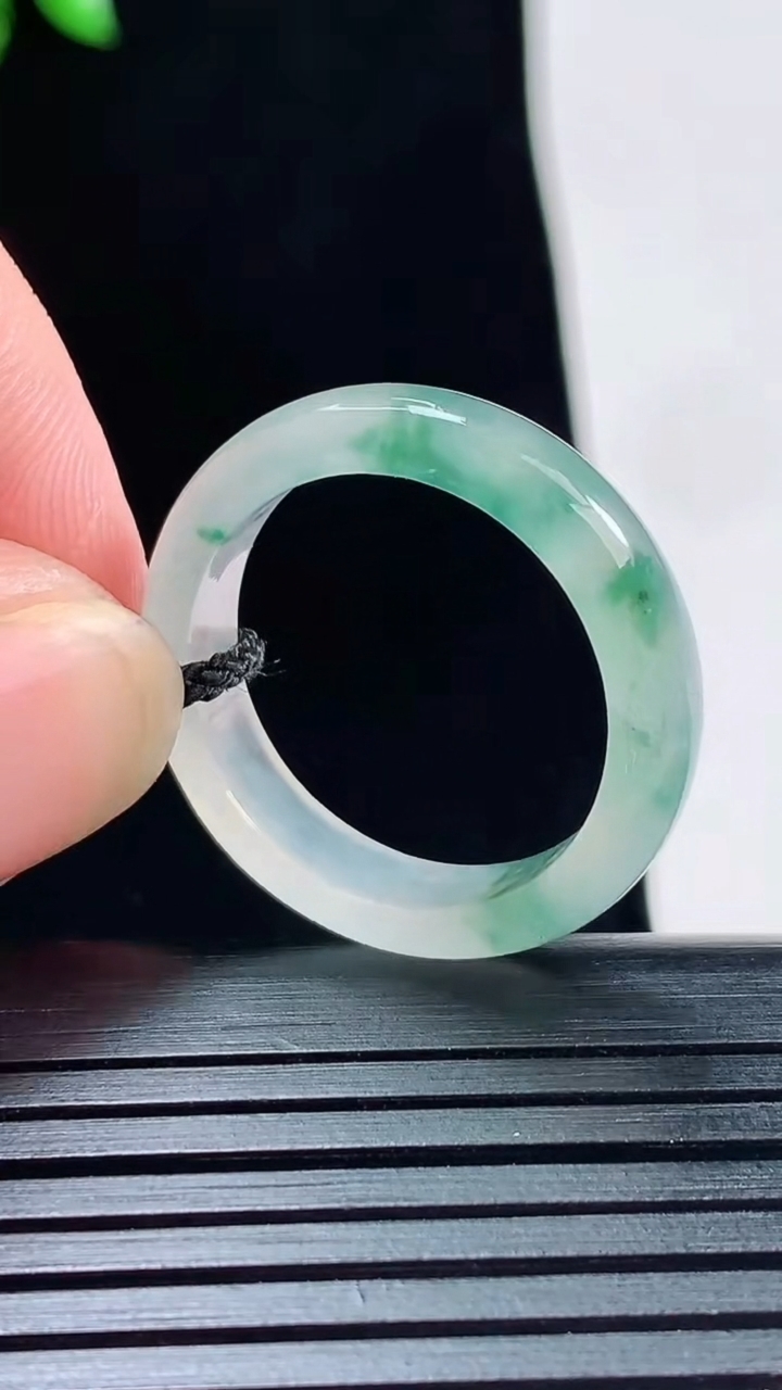 天然A货翡翠冰种飘花玉指环 戒指，尺寸19.5-5-3重量:3.18g2026年5月30日
工厂直销收藏佳品,种好水足，色泽均匀，有种有色，上手高大气！
