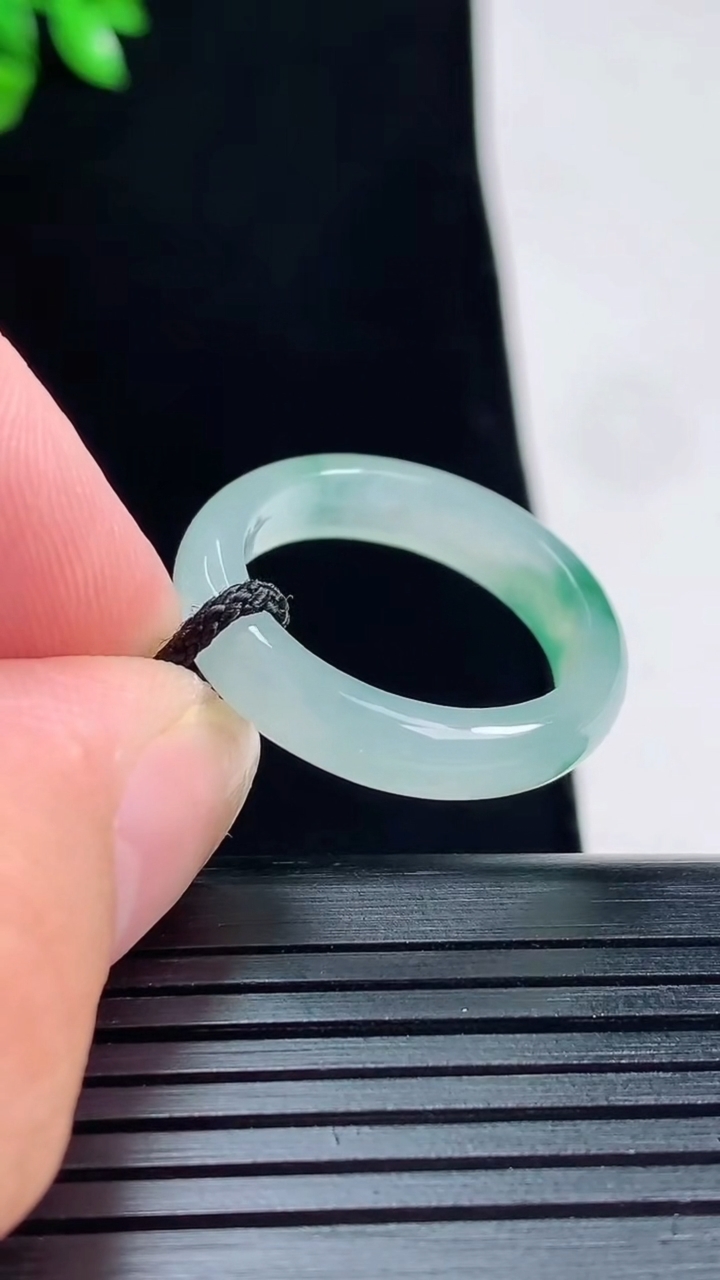 天然A货翡翠飘花玉指环 戒指，尺寸18.5-5-3重量:2.77g2026年5月30日
工厂直销收藏佳品,种好水足，色泽均匀，有种有色，上手高大气！