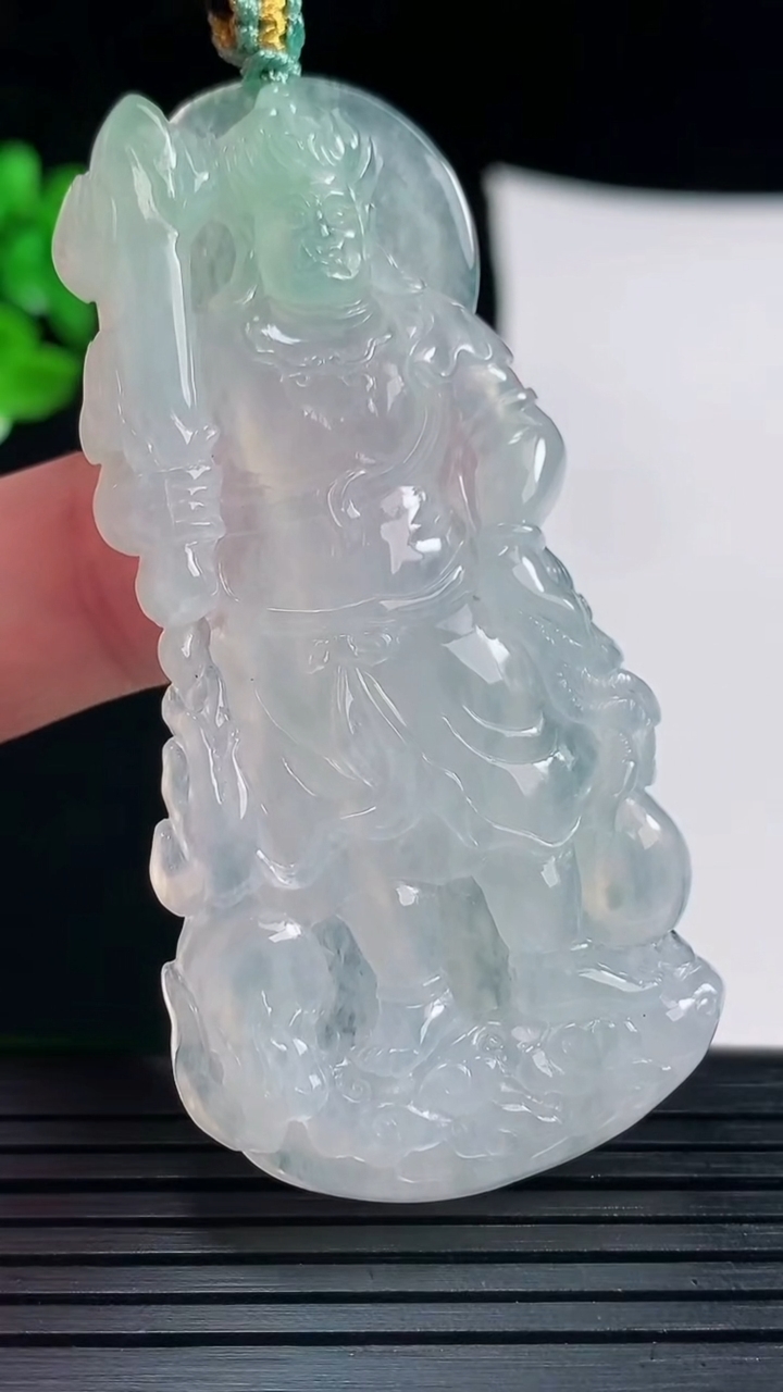 天然A货翡翠不动明王吊坠，尺寸62-32-5.6重量:22.27g
5月30日