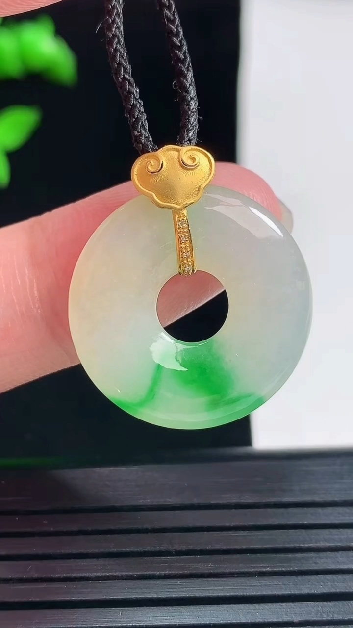 天然A货翡翠平安环吊坠，尺寸26-22.5-3.6重量:3.60g
5月30日