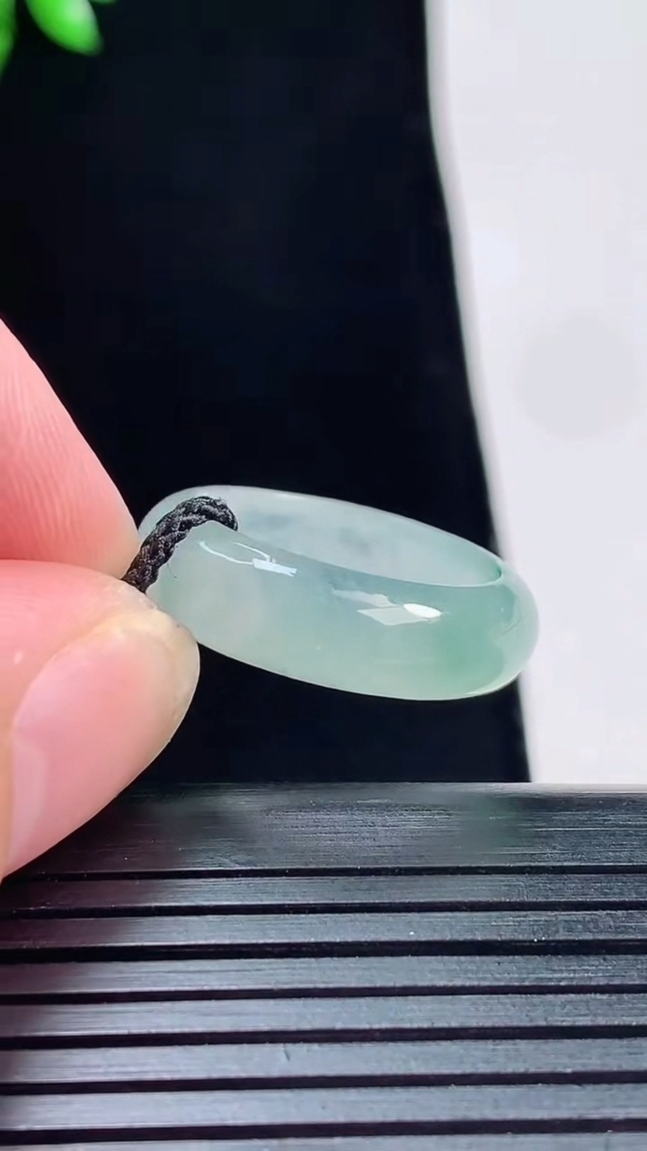 天然A货翡翠冰种飘花玉指环 戒指，尺寸17.5-6-3重量:3.09g2026年5月30日
工厂直销收藏佳品,种好水足，色泽均匀，有种有色，上手高大气！