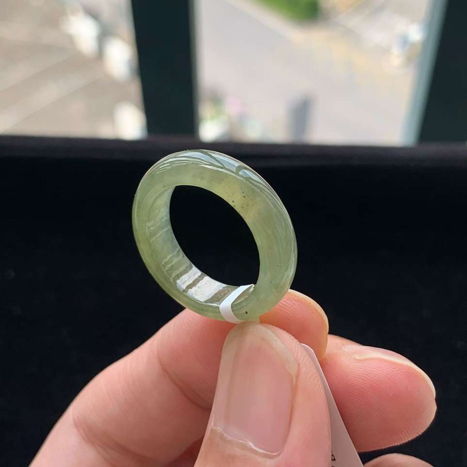 A货天然翡翠冰糯种冰黄翡戒指16-17号重量4.25g
5月30日