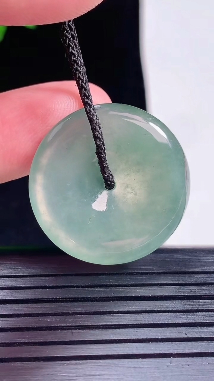 天然A货翡翠平安扣吊坠，尺寸27-4.6重量:7.51g
5月30日