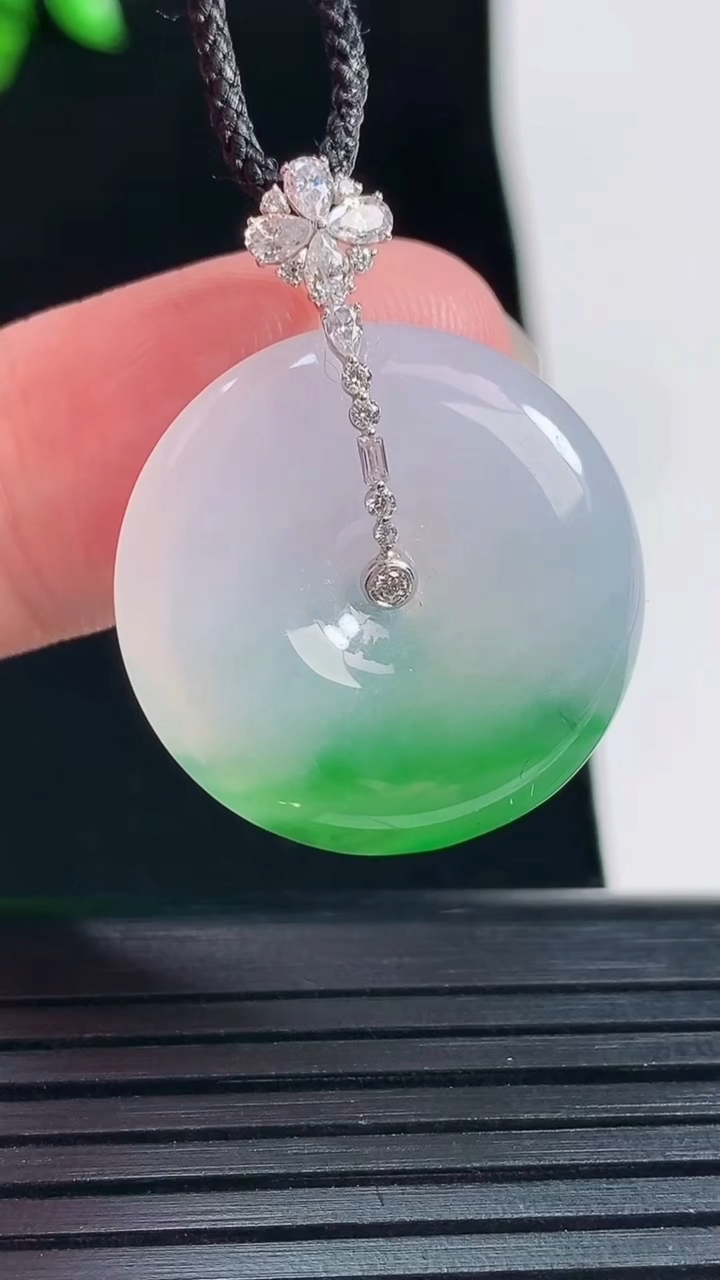 天然A货翡翠平安扣吊坠，尺寸30-23-5重量:5.72g
5月30日