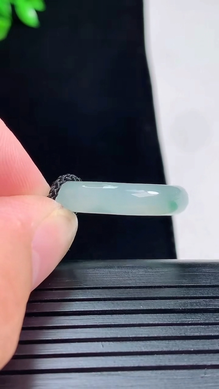 天然A货翡翠飘花玉指环 戒指，尺寸18.5-5-3重量:2.77g2026年5月30日
工厂直销收藏佳品,种好水足，色泽均匀，有种有色，上手高大气！