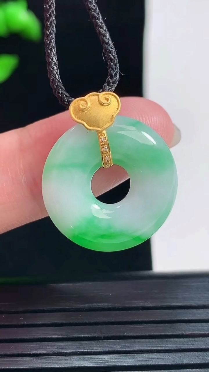天然A货翡翠平安环吊坠，尺寸23.6-20-4重量:3.39g
5月30日