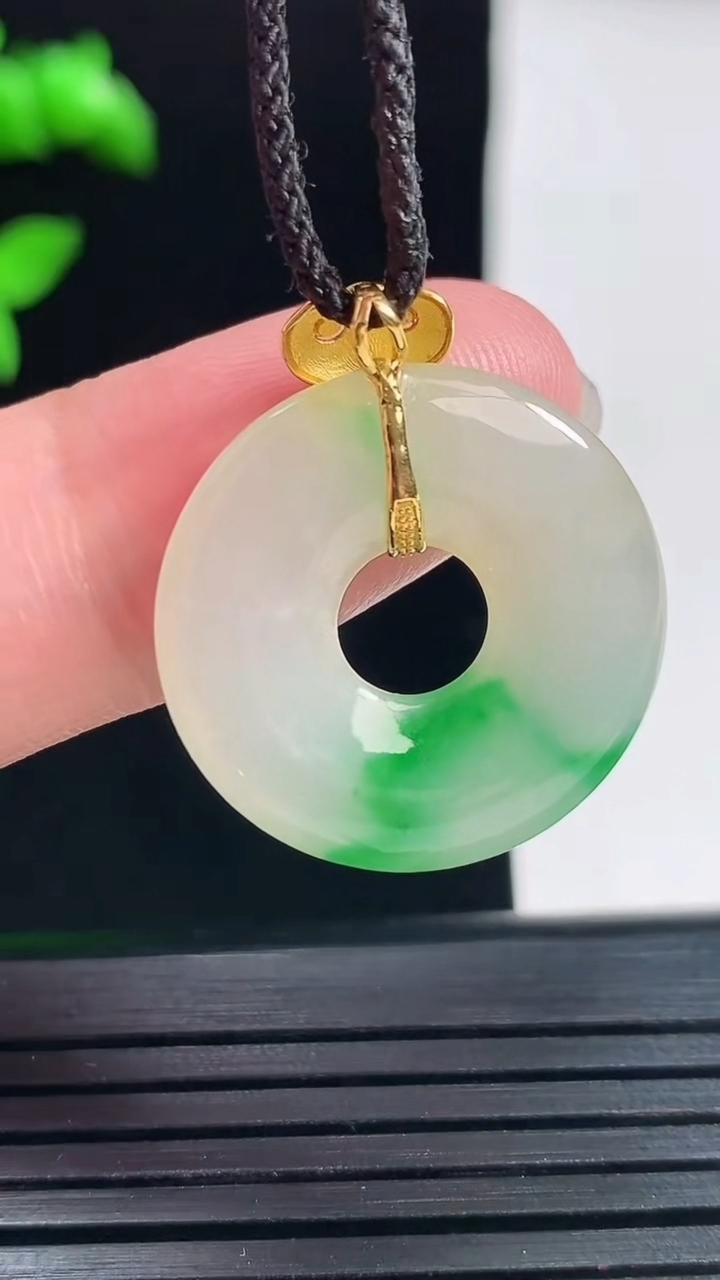 天然A货翡翠平安环吊坠，尺寸26-22.5-3.6重量:3.60g
5月30日