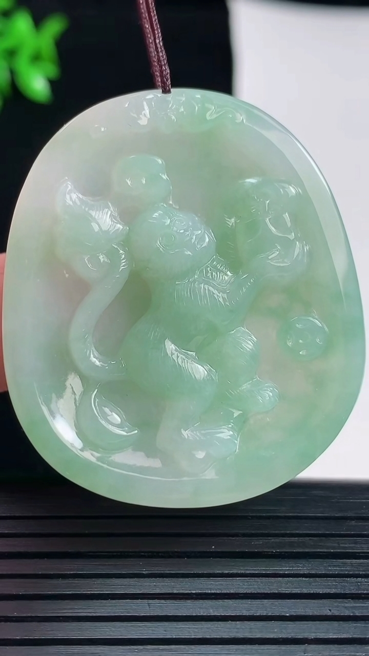 天然A货翡翠生肖猴吊坠，尺寸43-37-5重量:14.73g
5月30日